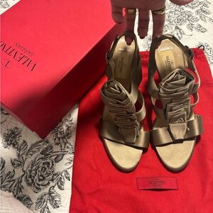 VALENTINO GARAVANI – Gold Rosette Satin Strappy Heels + Dust Bag + Box (Vintage)